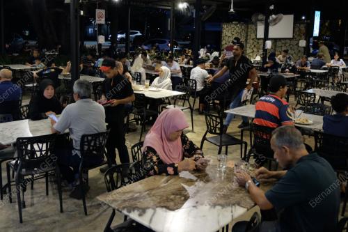 KEDAI MAMAK JADI TUMPUAN
