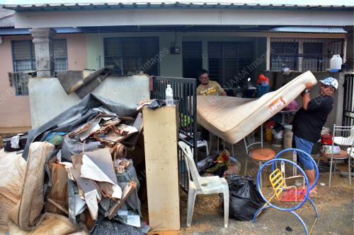 SUKARELAWAN PASCA BANJIR