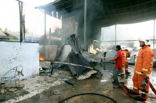 BEKAS KILANG TERBAKAR