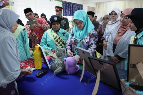 TUNKU AZIZAH AMINAH MAIMUNAH ISKANDARIAH