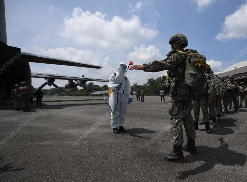 SANITASI ANGGOTA 10 BRIGED PARA SEBELUM LATIHAN TERJUN