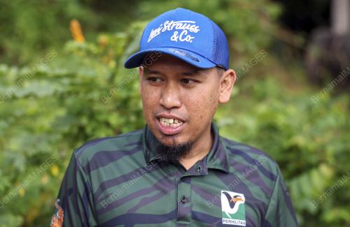 ALAM & SANUM TURUT SAMBUT AL-SULTAN ABDULLAH, TUNKU AZIZAH