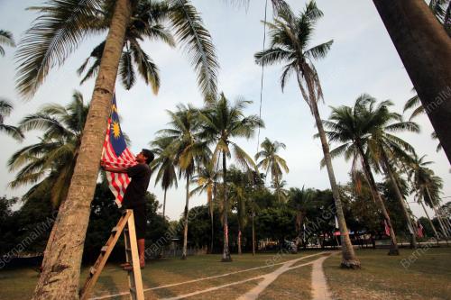 BERSEMANGAT UNTUK MENYAMBUT HARI KEBANGSAAN