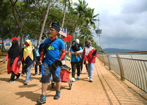 PEJALAN KAKI SOLO