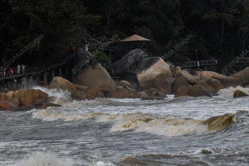 PANTAI TELUK CEMPEDAK BERGELORA