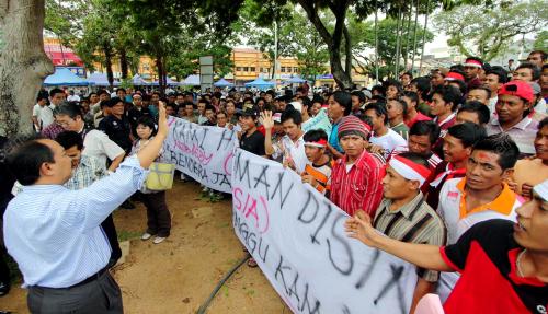 WARGA INDONESIA BERPIKET