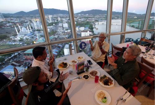 BERBUKA PUASA DI MENARA 188