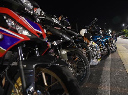 POLIS OPERASI MOTOSIKAL