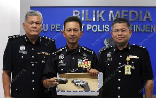 PH05_02062014_POLIS_PISTOL