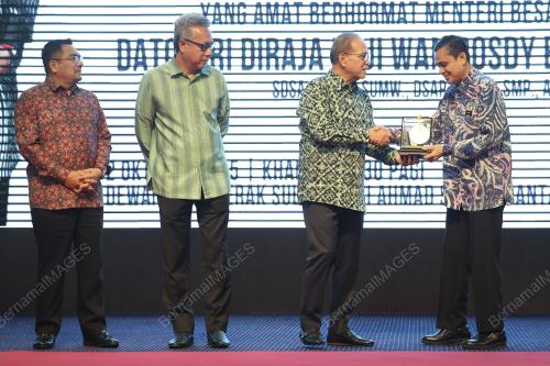 DATUK SERI WAN ROSDY WAN ISMAIL