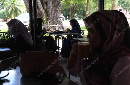MAKAN DI KEDAI PELAN PEMULIHAN NEGARA