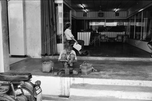 Mencari makan mengasah pisau
