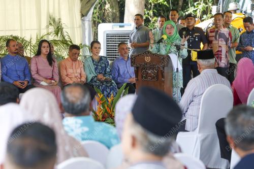 TUNKU AZIZAH AMINAH MAIMUNAH ISKANDARIAH