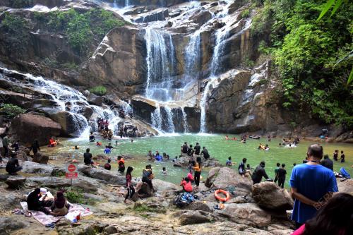 AKTIVITI ORANG RAMAI BERKELAH DI AIR TERJUN SUNGAI PANDAN