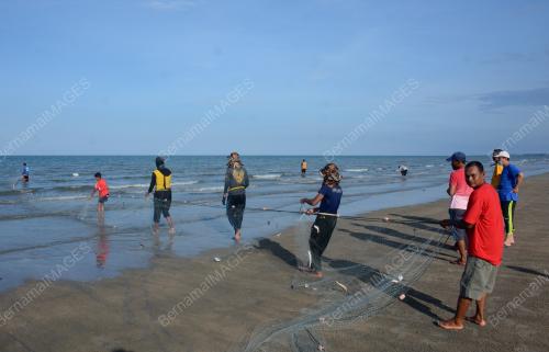 NELAYAN MEMUKAT DI PANTAI