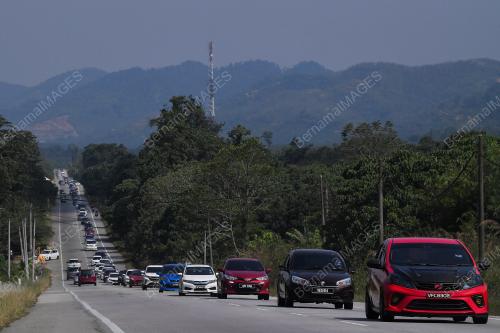 ALIRAN TRAFIK MULAI SESAK MENGHALA PANTAI TIMUR