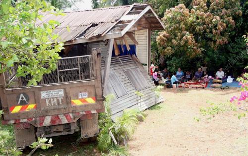 LORI LANGGAR RUMAH