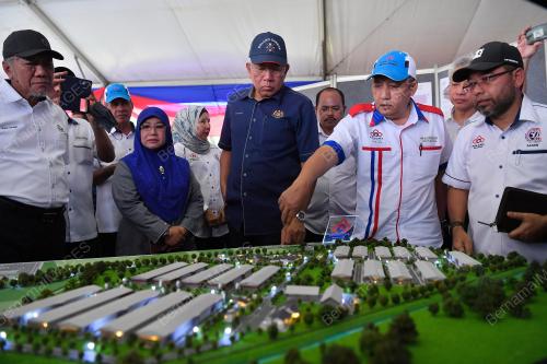 DATUK SERI MAHDZIR KHALID