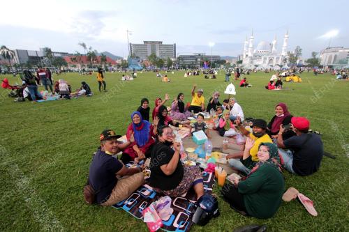BERBUKA PUASA DI PADANG MBK1
