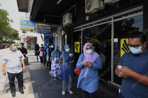 WARGA KUANTAN SERBU KEDAI EMAS