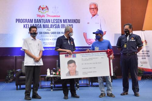 DATUK SERI ISMAIL SABRI YAAKOB