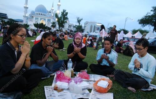 BERBUKA PUASA