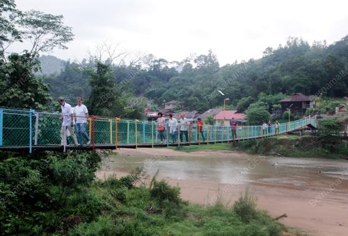 TARIKAN JAMBATAN GANTUNG DI SUNGAI LEMBING