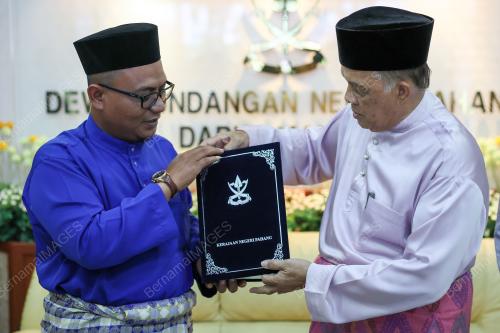 NOTIS PEMBUBARAN DUN PAHANG DISERAH KEPADA SPR