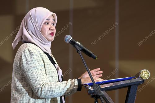 FADHLINA SIDEK