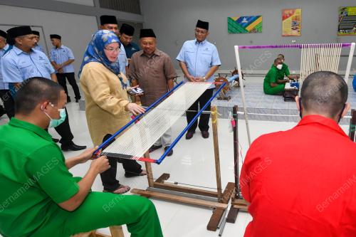 TUNKU AZIZAH AMINAH MAIMUNAH ISKANDARIAH