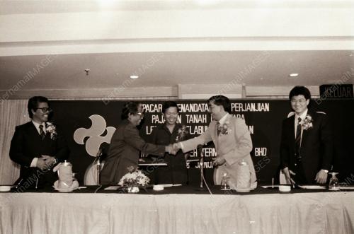 MENANDATANGANI PERJANJIAN LPKN DAN MTT