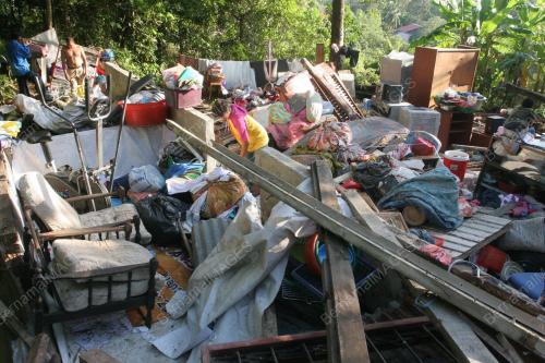 RUMAH ROBOH