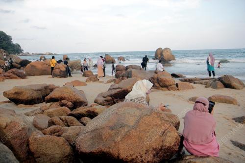 TINJAUAN ORANG RAMAI DI PANTAI TELUK CEMPEDAK