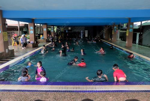MANDI KOLAM SEJUKKAN BADAN