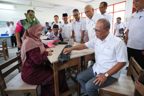 FADHLINA SIDEK