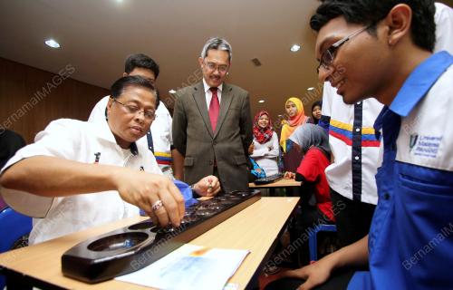 PH05_21112012_KARNIVAL