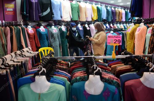 MEMBELI BELAH PAKAIAN RAYA