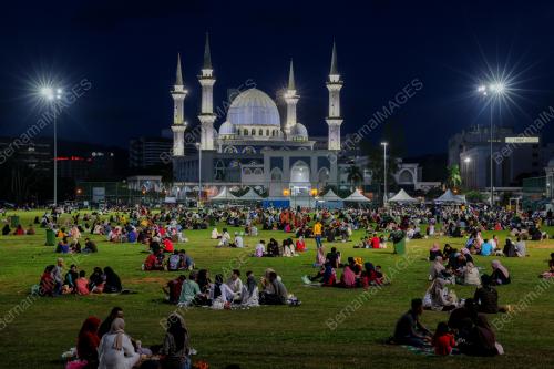 BERBUKA PUASA DI TEMPAT TERBUKA