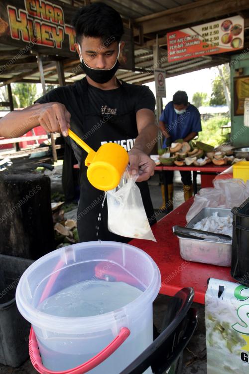 MENJUAL AIR KELAPA MUDA