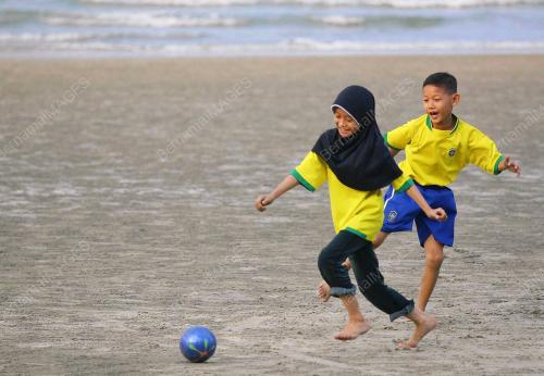 KANAK-KANAK BERMAIN BOLA
