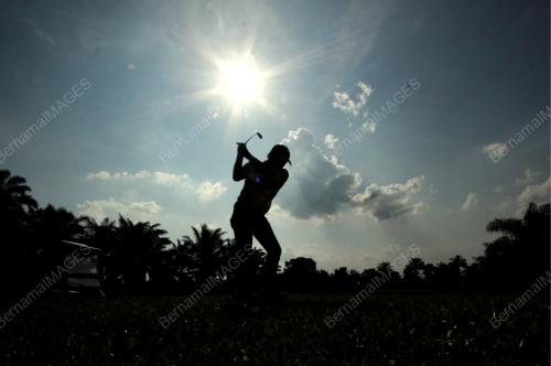 AKTIVITI BERMAIN GOLF