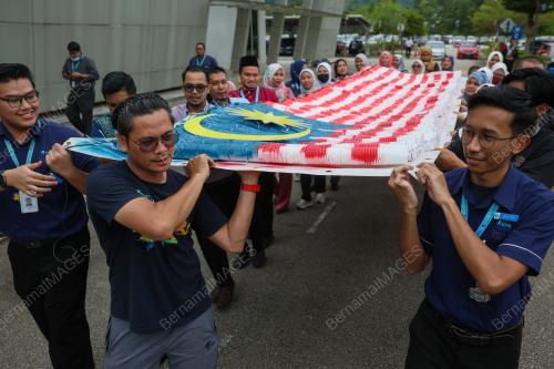 JALUR GEMILANG DARI BOTOL TERPAKAI