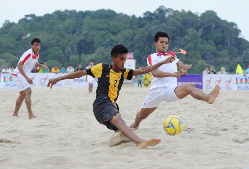 PH05_24102014_BOLA_PANTAI