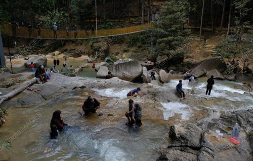 BERKELAH DI AIR TERJUN