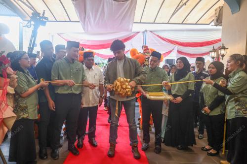 TENGKU HASANAL IBRAHIM ALAM SHAH