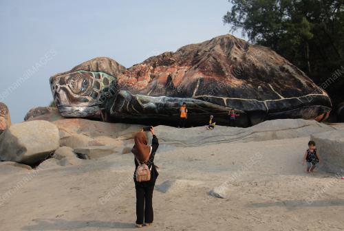 MURAL PENYU GERGASI DI PANTAI TANJUNG PELINDUNG