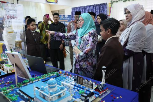 TUNKU HAJAH AZIZAH AMINAH MAIMUNAH ISKANDARIAH
