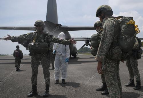 SANITASI ANGGOTA 10 BRIGED PARA SEBELUM LATIHAN TERJUN