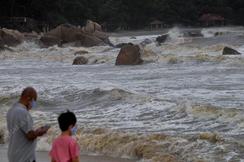 PANTAI TELUK CEMPEDAK BERGELORA