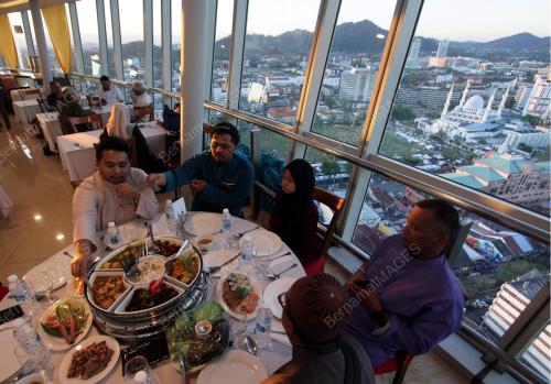 BERBUKA PUASA DI MENARA 188